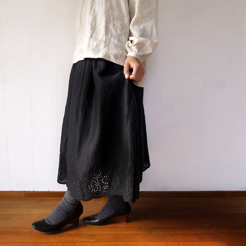 リネン100パーセント　スカラップ刺繍ギャザースカート black - 裙子 - 棉．麻 黑色