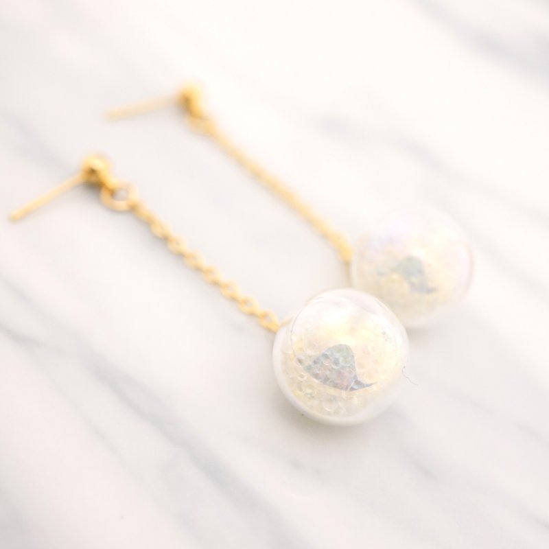A Handmade 幻彩白色肥皂泡玻璃球垂吊耳环 - 耳环/耳夹 - 玻璃 白色