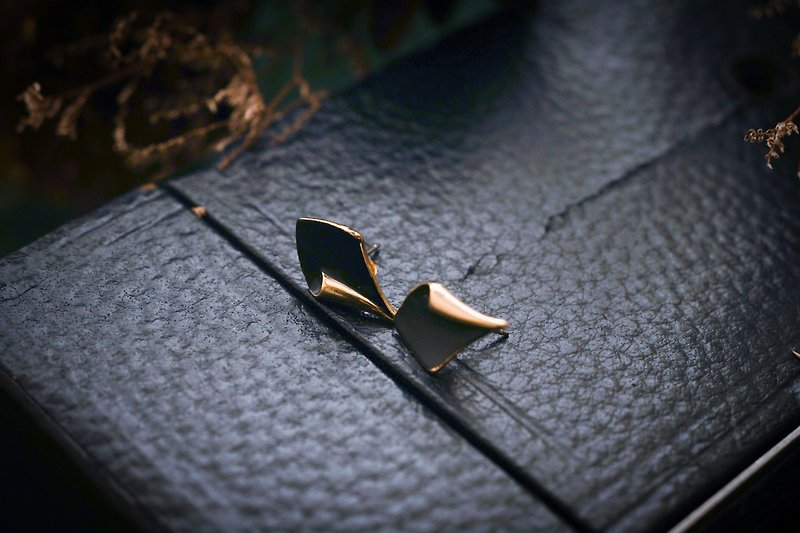 VINTAGE TRIFARI黑色轻盈造型古着针式耳环 - 耳环/耳夹 - 其他金属 金色
