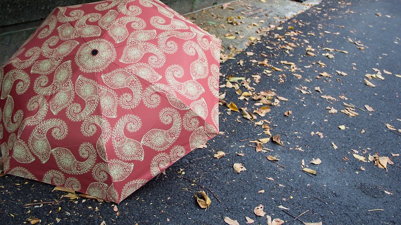 UrbaneUmbrella 钛色伞骨三折变形虫印刷伞-橘红 - 雨伞/雨衣 - 聚酯纤维 红色