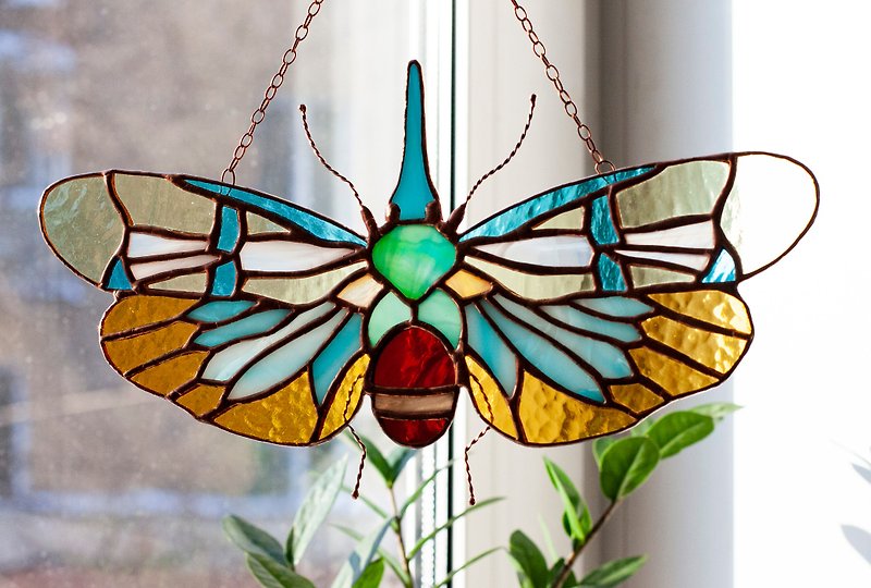 彩色玻璃窗。 蝉 有彩色翅膀的蝴蝶。 玻璃捕光器 - 墙贴/壁贴 - 玻璃 黄色
