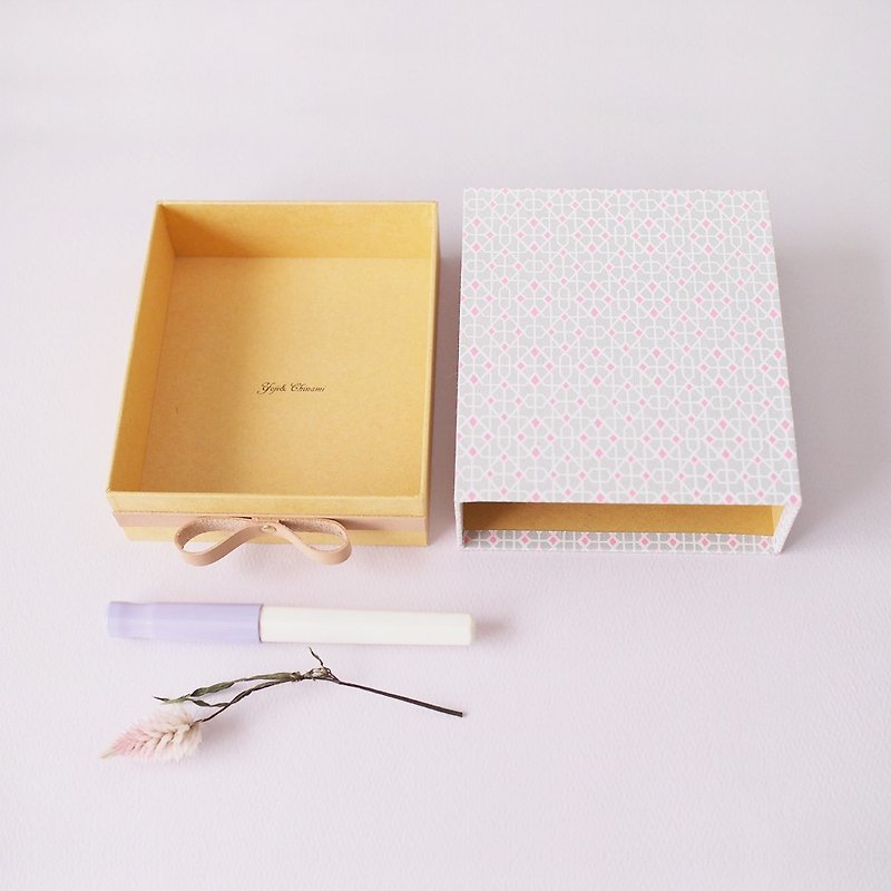 文字入れ可） 幾何学柄 革リボン スライド ボックス - 包装材料 - 纸 粉红色