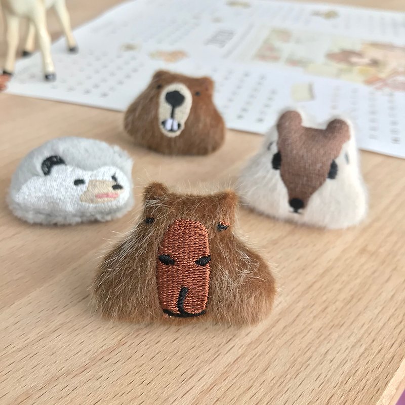 Capybara pin / Squirrel pin / Beaver pin / Tiny Hedgehog - 编织/刺绣/羊毛毡/裁缝 - 聚酯纤维 卡其色