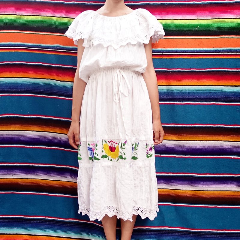 BajuTua /古着/ 西班牙婚礼 墨西哥传统蕾丝绣花礼服 - 洋装/连衣裙 - 棉．麻 白色