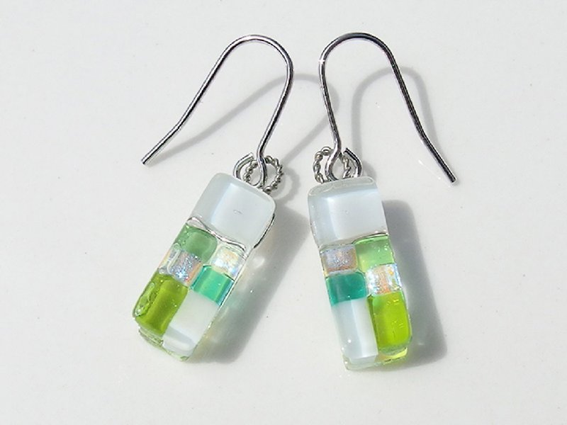 Snow glass (Yuki [Deep snow]) Earrings / Clip-On [Choice of metal fittings] [Made to order]