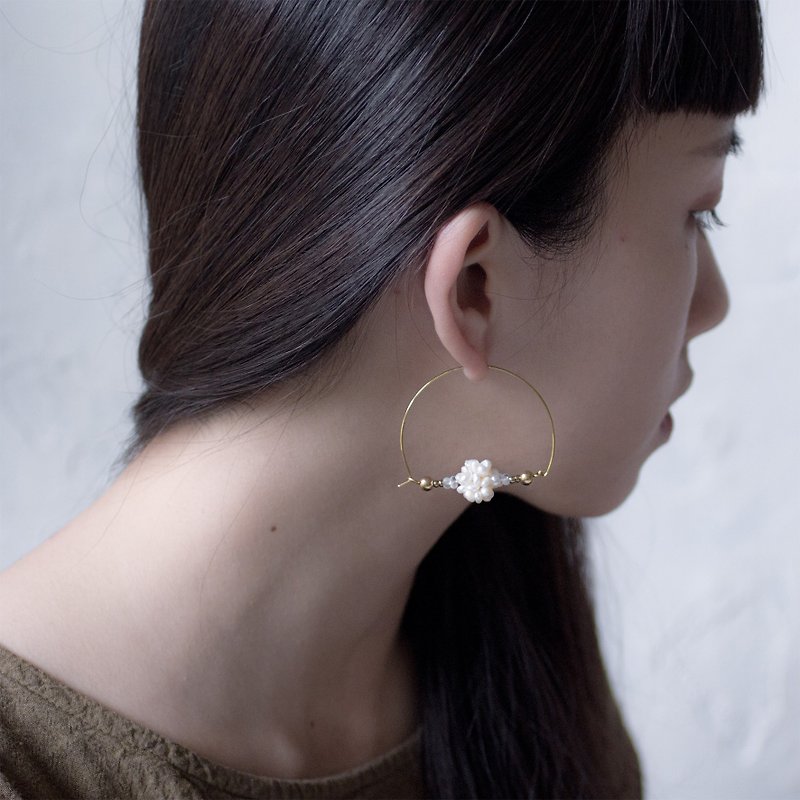 淡水珍珠花半圆型耳环 - 耳环/耳夹 - 其他材质 白色