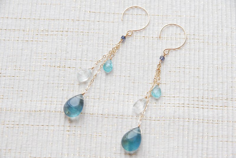 2種類の青い石とフローライトのチェーンピアス１４kgf - 耳环/耳夹 - 半宝石 蓝色