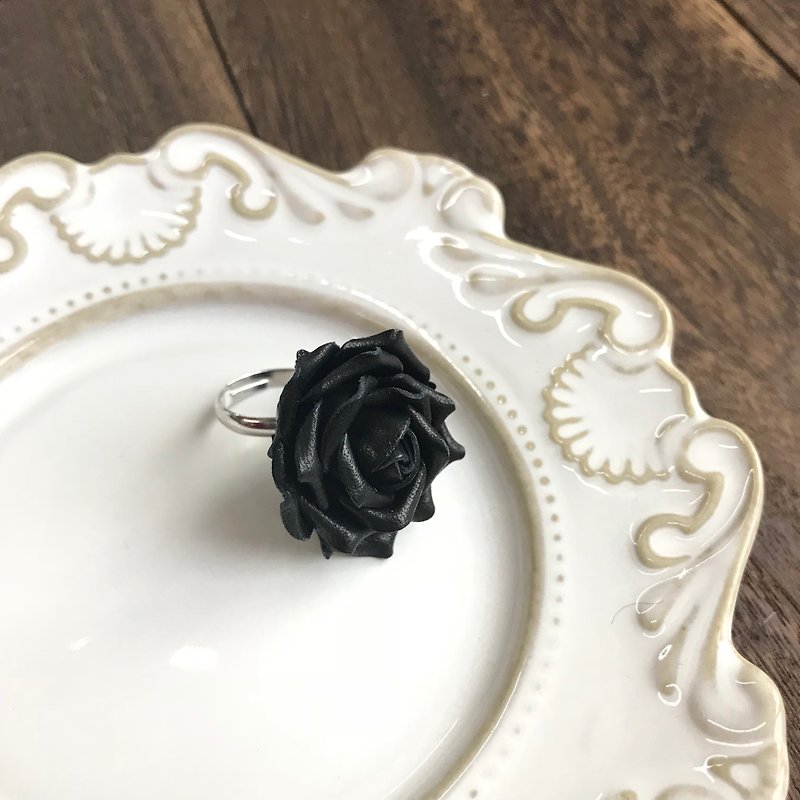 皮革小玫瑰戒指【花】 - 戒指 - 真皮 多色