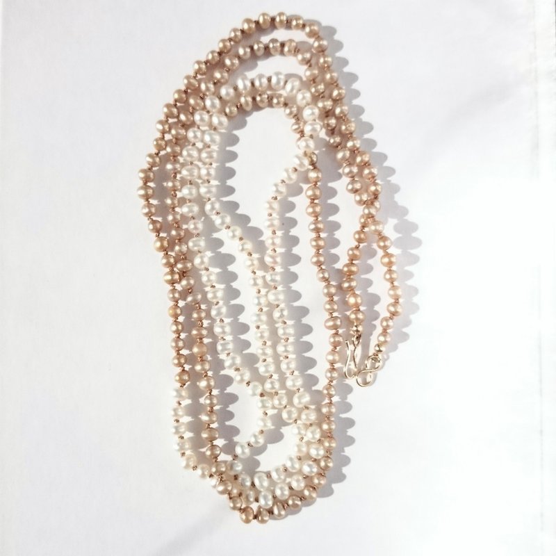 14kgf*White × Beige bi-color Japanese pearl all knot long necklace - 项链 - 宝石 卡其色