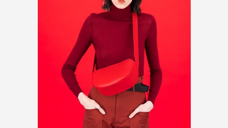 Moon Leather Cross-body and Chest Bag: (Red) - 手提包/手提袋 - 真皮 红色
