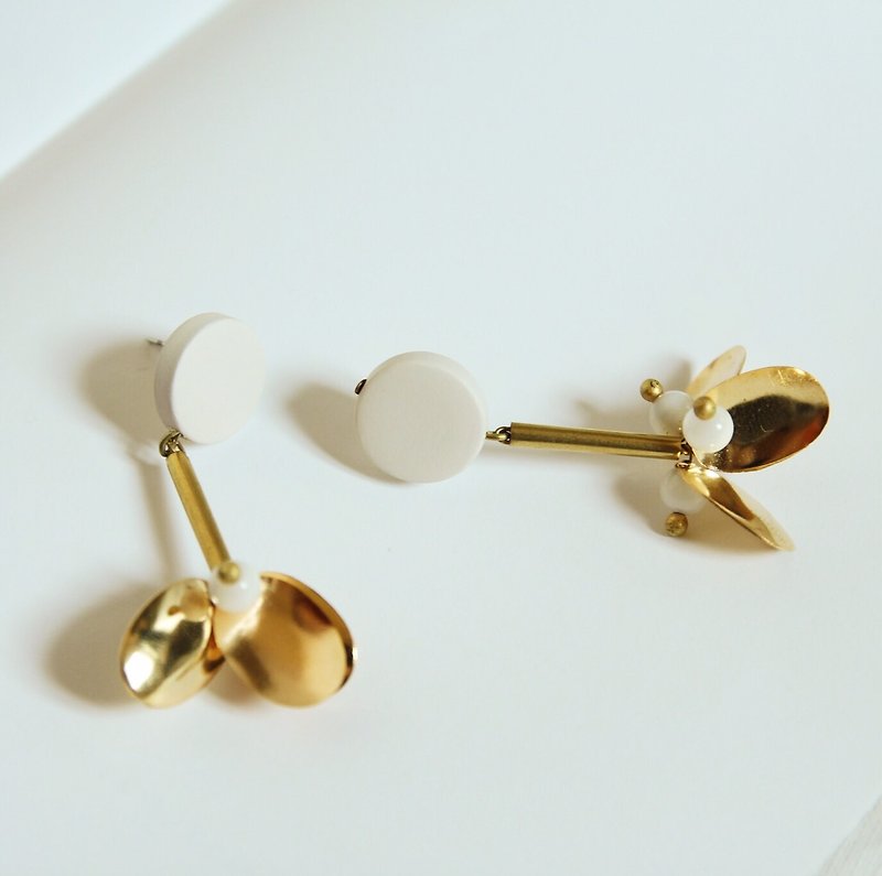三花瓣黄铜木质耳环 - 耳环/耳夹 - 铜/黄铜 金色