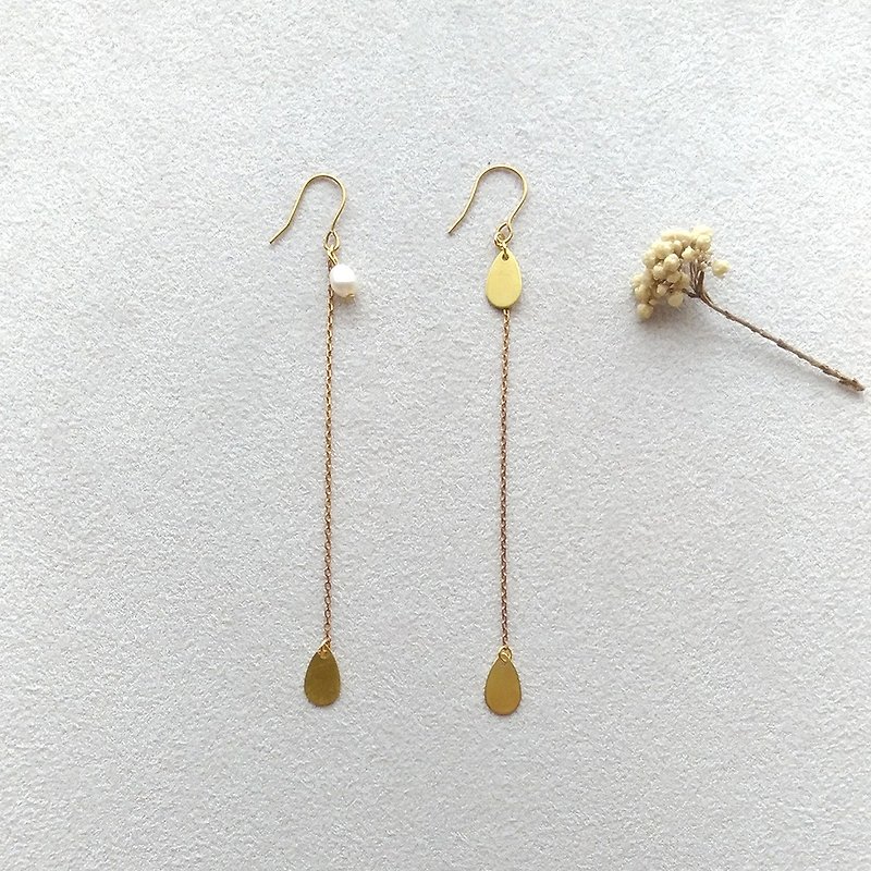 e076珍珠泪滴-黄铜珍珠耳环 - 耳环/耳夹 - 铜/黄铜 金色