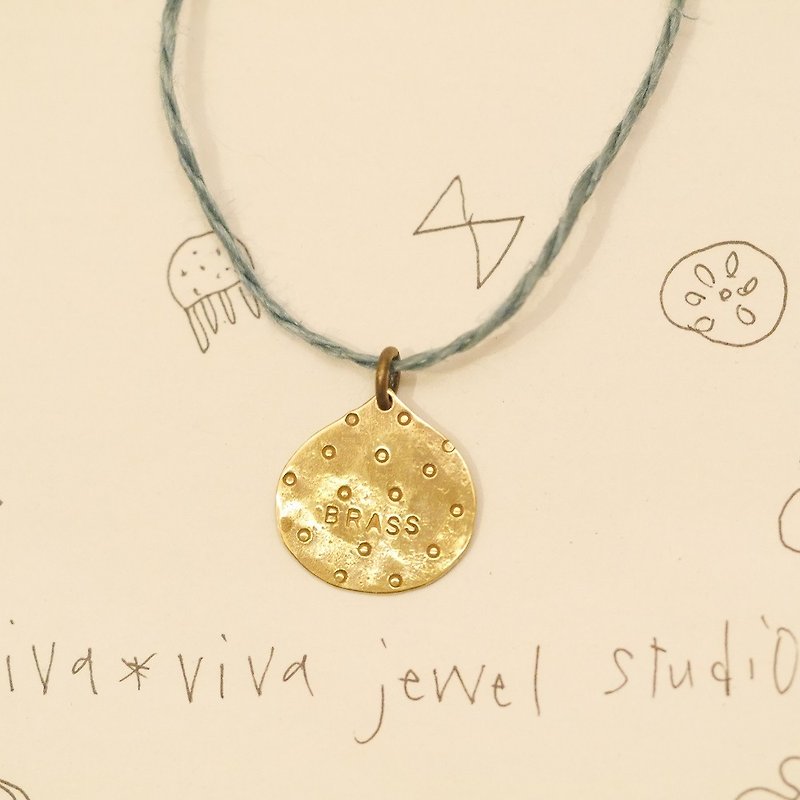 ぷっくり雫　drop　リネン紐ペンダント　素材　真鍮、麻紐 - 项链 - 铜/黄铜 金色