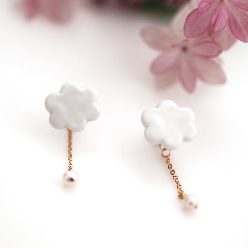 Cloud earrings - 耳环/耳夹 - 瓷 白色