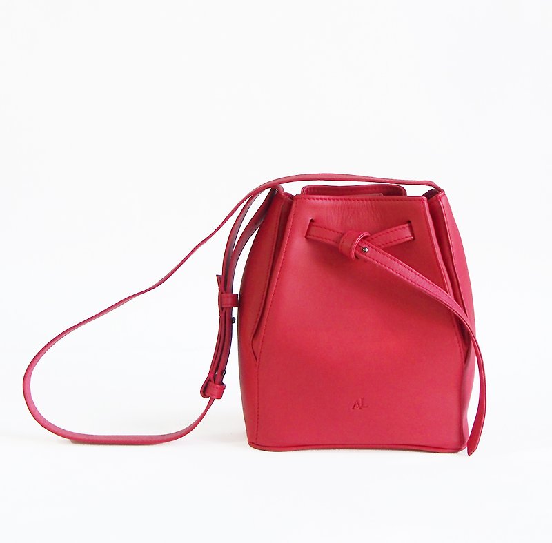 Tye Leather Bucket Bag in Red - 侧背包/斜挎包 - 人造皮革 红色