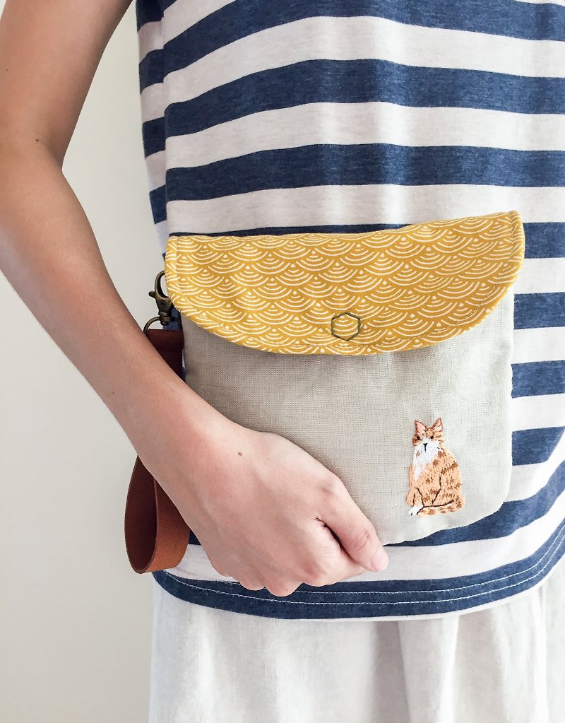 Cat Embroidered Linen Wristlet Pouch - 手拿包 - 棉．麻 多色