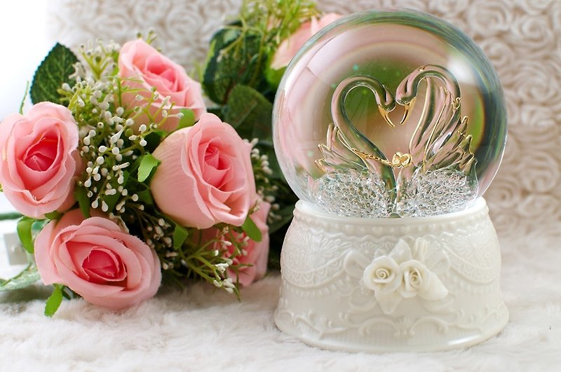 双天鹅 水晶球音乐铃 手工玻璃 灯光 情人节结婚礼物 婚礼布置 - 摆饰 - 瓷 