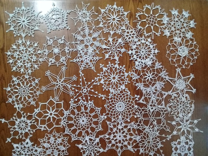 Hanging crochet snowflakes large set of 34 pieces - 墙贴/壁贴 - 棉．麻 白色