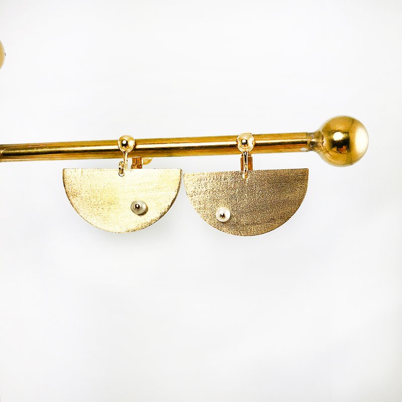 北欧风珍珠耳夹 珍珠耳环 黄铜耳环 扇形耳环 夹式耳环 新年胸针 - 耳环/耳夹 - 珍珠 金色