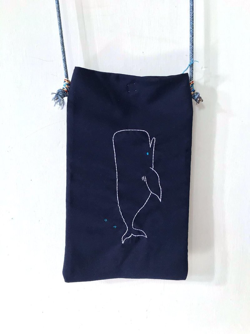 抺香鲸 鲸鱼藏蓝刺绣布袋 - 侧背包/斜挎包 - 棉．麻 蓝色