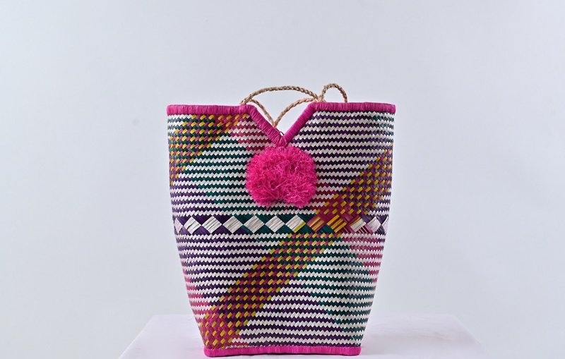 This bag is hand sewn in Madagascar. Specially designed . - 手提包/手提袋 - 植物．花 多色