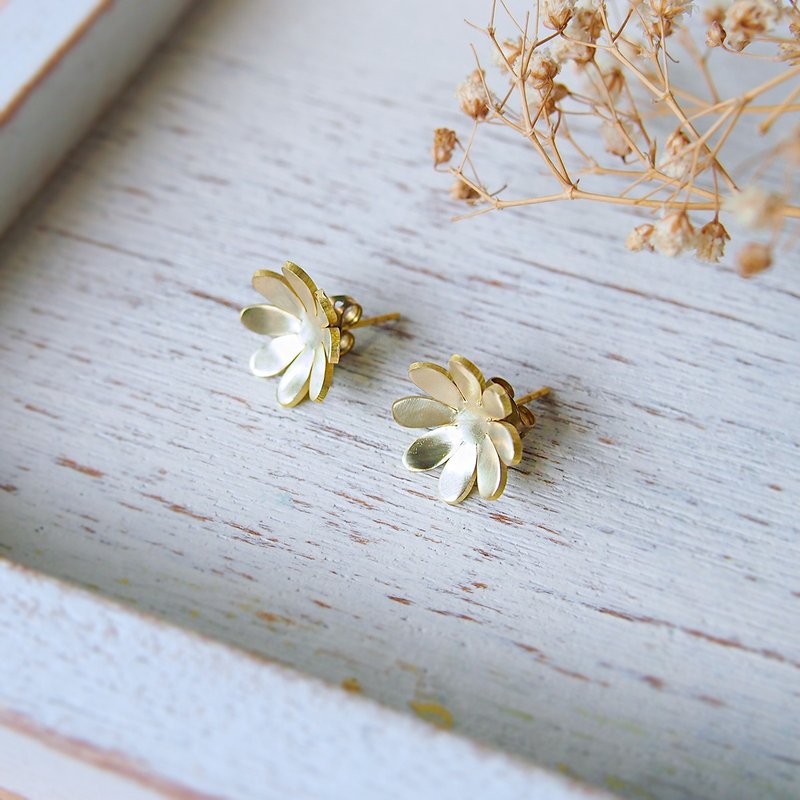 Hanabi flower brass earrings (Hand made) - 耳环/耳夹 - 其他金属 金色