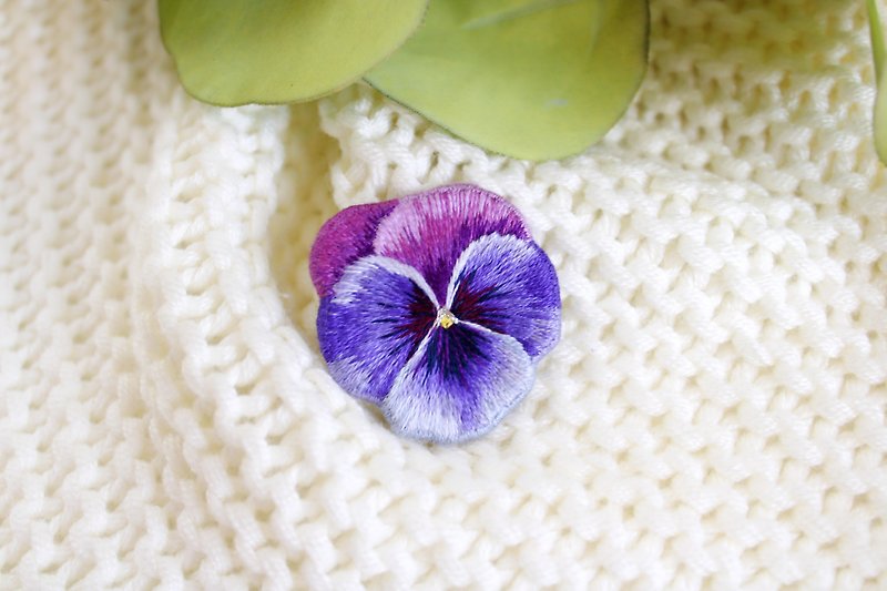 Pansy Embroidered Brooch, flower brooch pin, wildflower gift - 胸针 - 绣线 紫色