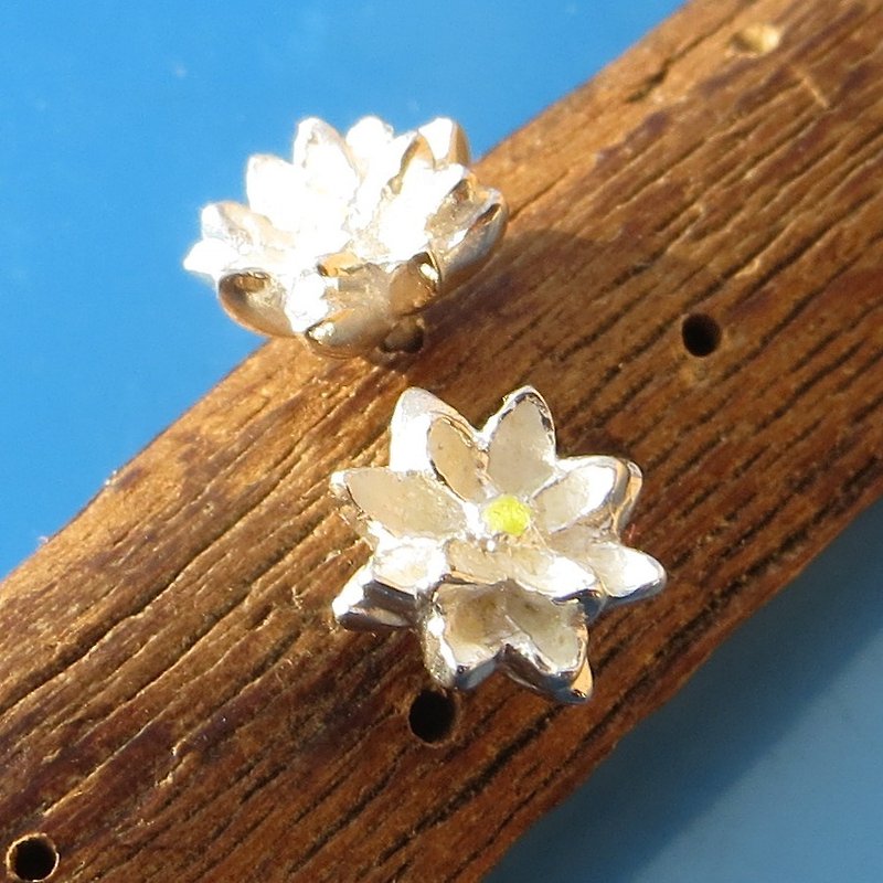 蓮の花のピアス ペア - 耳环/耳夹 - 其他金属 白色