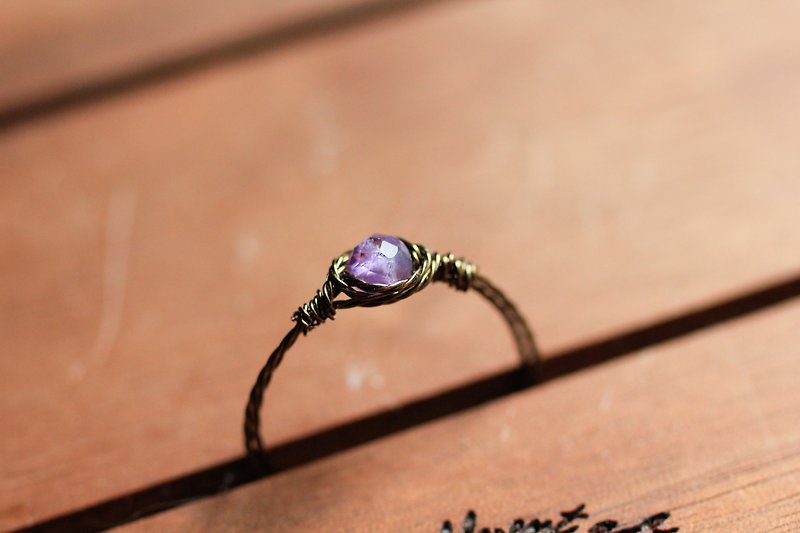 2月诞生石 2mm紫晶切面青铜线扭绳戒指 超小巧 - 戒指 - 宝石 紫色