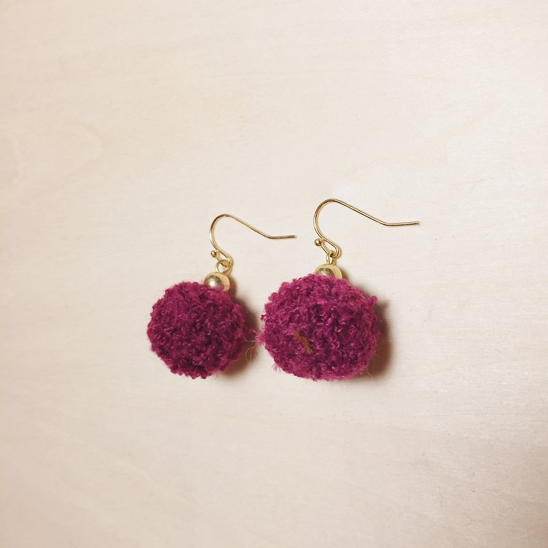 复古黄铜圆珠紫红毛毛球耳环 - 耳环/耳夹 - 其他人造纤维 红色