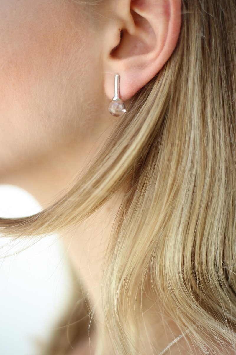 Small Dew drop earrings - 耳环/耳夹 - 玻璃 银色