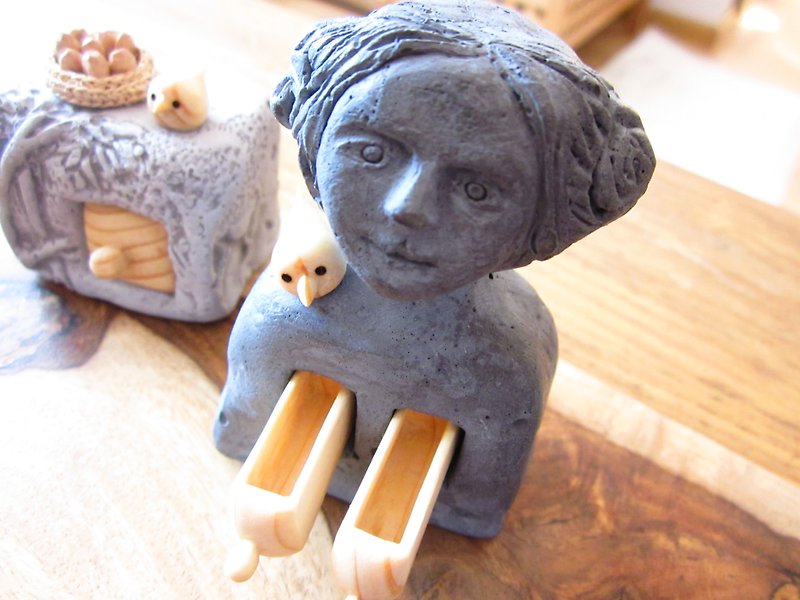 独特的手工制作妇女水泥雕塑结合木雕元素。 - 摆饰 - 水泥 灰色