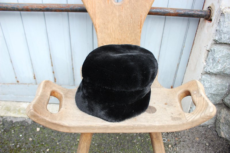 H517[Vintage帽子]{意大利制里标}黑色毛绒绒圆帽(Made in Italy)(圣诞交换礼物推荐好物) - 帽子 - 聚酯纤维 黑色