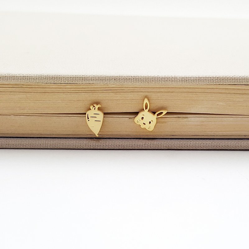 Rabbit and Carrot post earring in gold l minimalist animal jewelry - 耳环/耳夹 - 其他金属 金色