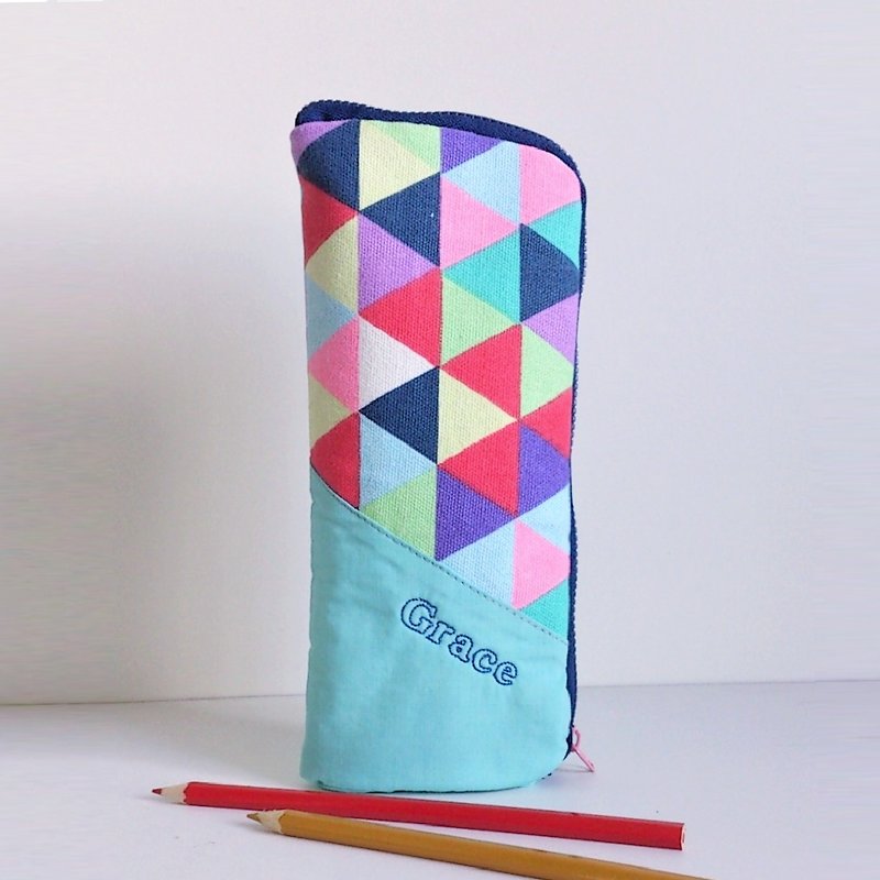 可站立笔袋 (彩三角 C) |自选素色面料 | 定制化绣字 |两种尺寸 - 铅笔盒/笔袋 - 棉．麻 多色