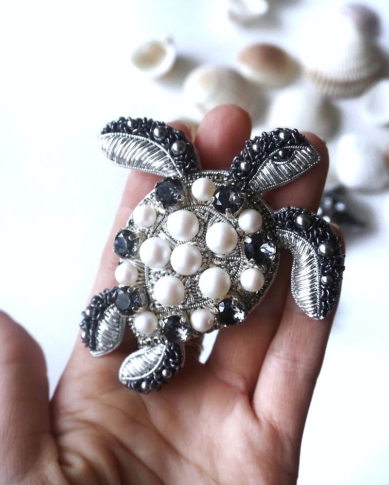 乌龟胸针由珠子和珍珠灰色手工制作 - 胸针 - 其他材质 灰色