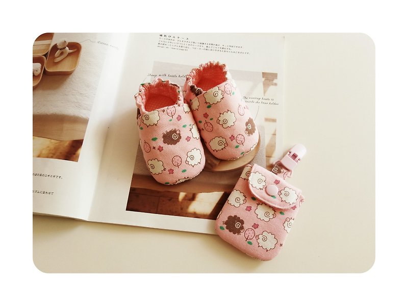 粉粉羊咩咩弥月礼物 生日礼物  婴儿鞋+平安符袋 11/12 - 满月礼盒 - 棉．麻 粉红色