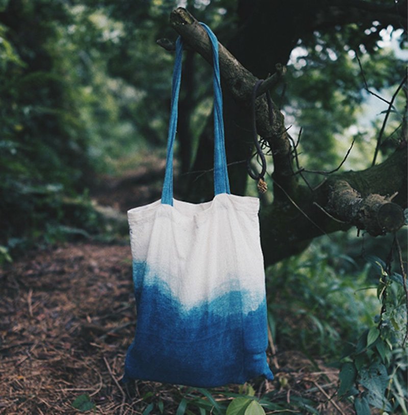 漸變植物藍靛染 手工織布托特包 環保購物袋 手作棉麻布帆布包 - 侧背包/斜挎包 - 棉．麻 蓝色