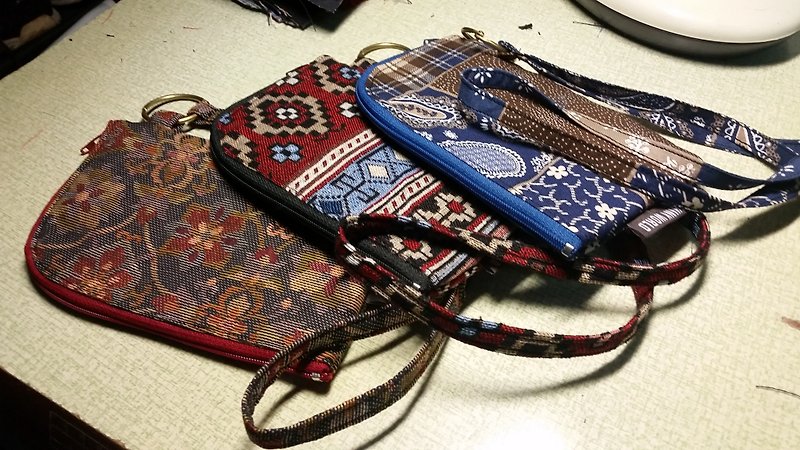 AMIN'S SHINY WORLD 手工定制民族风颈挂手机小物包(卖场布料皆可定制) - 皮夹/钱包 - 纸 多色