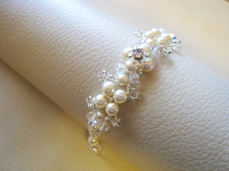 Silky Pearl & Swarovski Crystal Bracelet / JAB : Cream - 手链/手环 - 珍珠 金色
