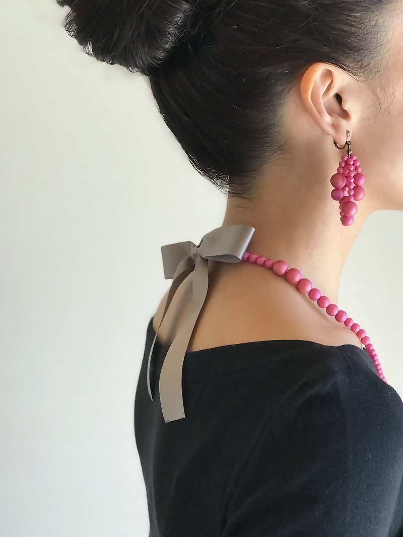 GIRL Clip-on or Pierced earrings - 耳环/耳夹 - 木头 粉红色