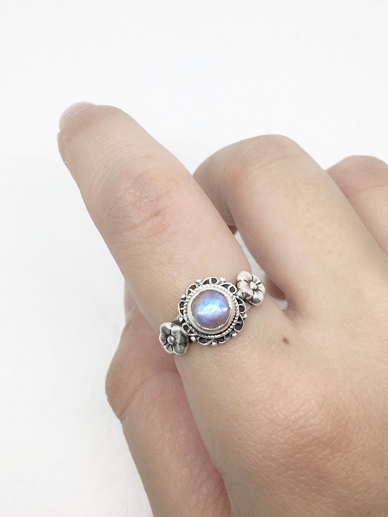 月光石925纯银典雅蕾丝花朵设计戒指 尼泊尔手工镶嵌制作(款式4) - 戒指 - 宝石 蓝色