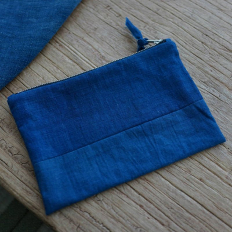 藍色手織布 深淺拼布收納包 藍染拉鏈款手拿包化妝包筆袋雜物袋 - 手拿包 - 棉．麻 蓝色