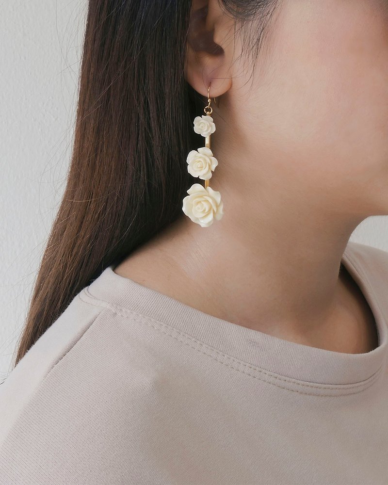 Tri-Flower Earrings  - 耳环/耳夹 - 其他材质 多色