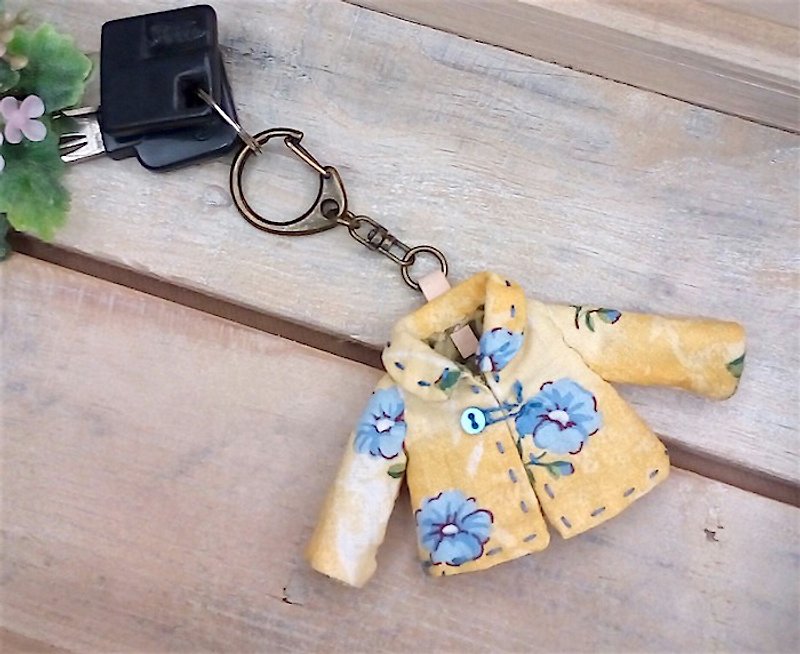wonderland22 短大衣钥匙挂饰｜吊饰 - 钥匙链/钥匙包 - 棉．麻 黄色