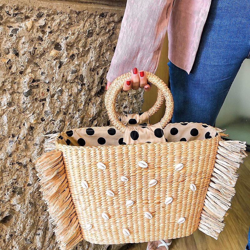 Customized Gift Sassy Straw bag decorated with white shell and polka dots lining - 手提包/手提袋 - 植物．花 卡其色