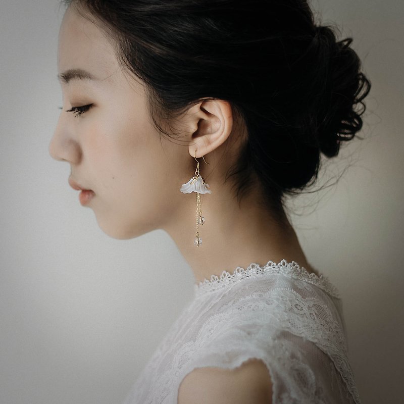 Anthousai 水蜜桃纱双链吊灯式水晶珠垂坠耳环 - 耳环/耳夹 - 其他材质 白色