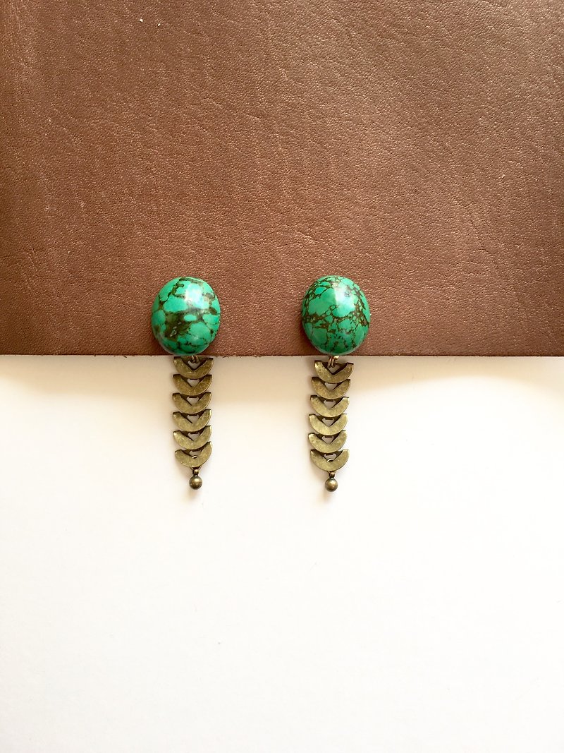 Turquoise and antique brass earring stud-earring/clip-earring - 耳环/耳夹 - 石头 绿色