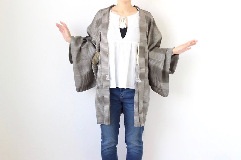 gray stripe kimono, kimono jacket, Japanese jacket, stripe jacket, kimono /2705 - 女装休闲/机能外套 - 丝．绢 灰色