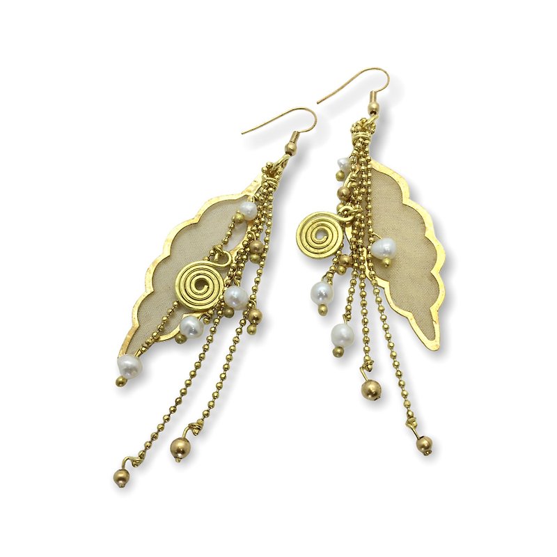 Leaf net earrings with waterfreshpearl pearl hanging dangling - 耳环/耳夹 - 珍珠 金色